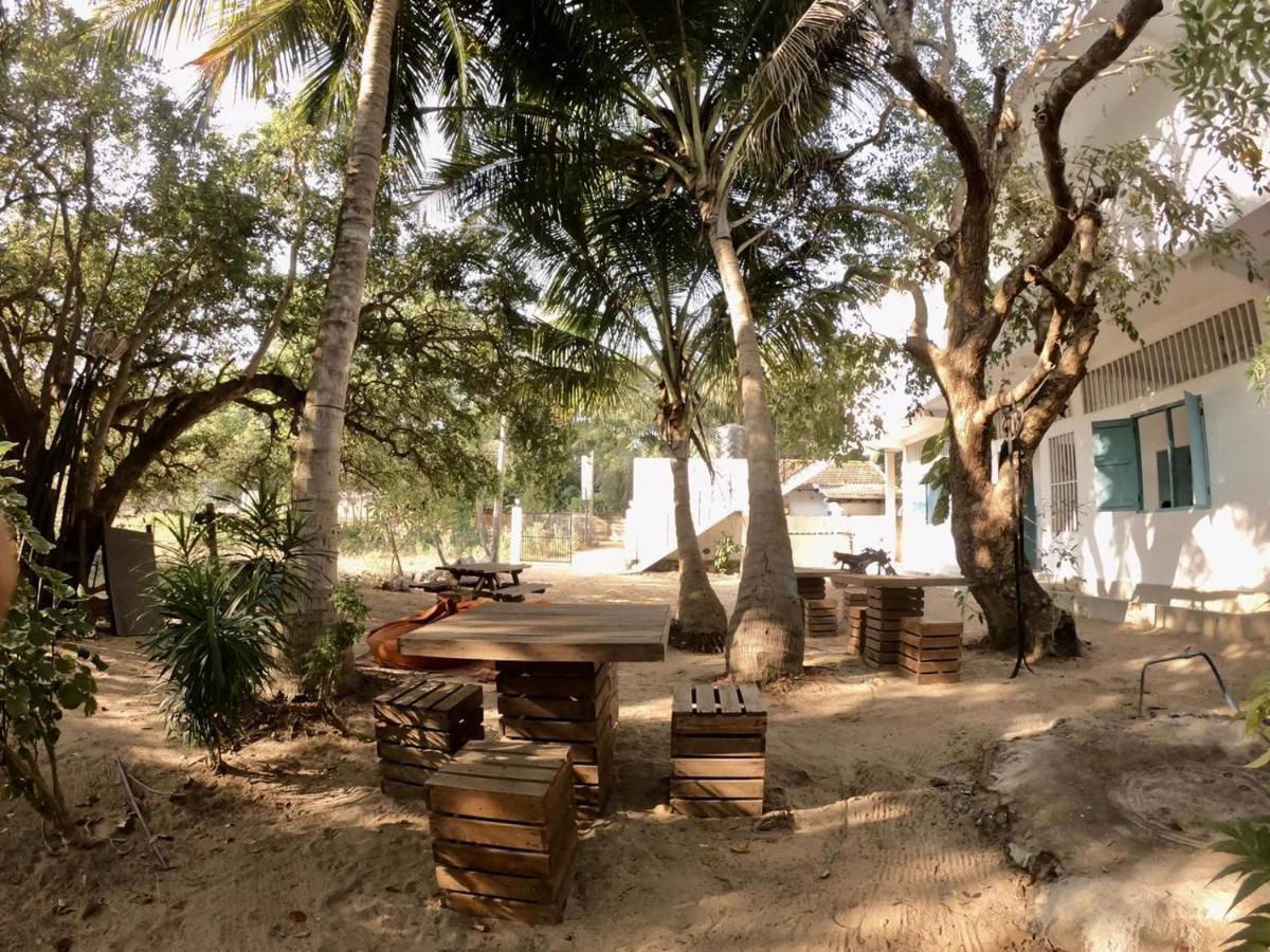 Hangover Hostels Arugam Bay Buitenkant foto