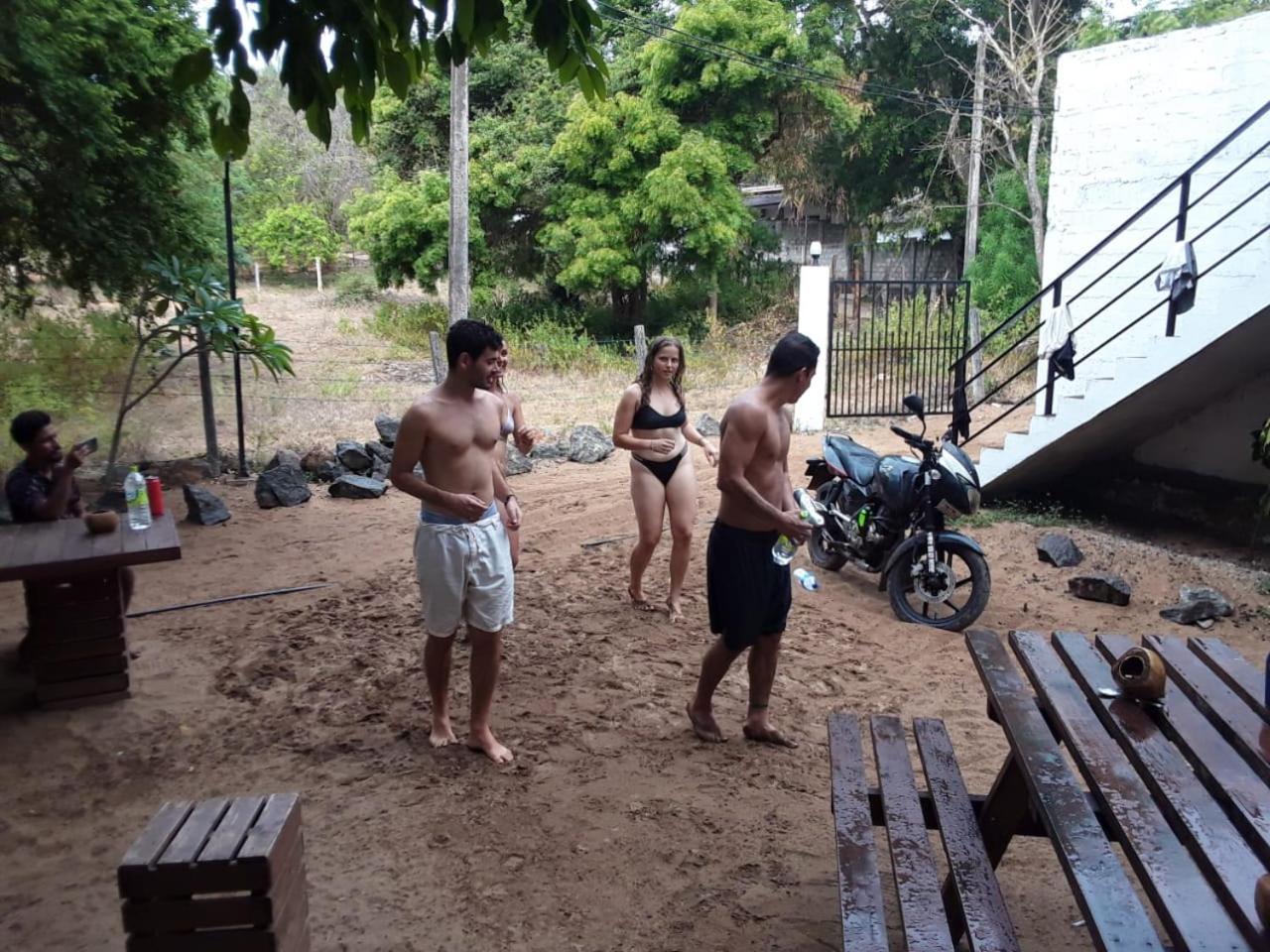 Hangover Hostels Arugam Bay Buitenkant foto