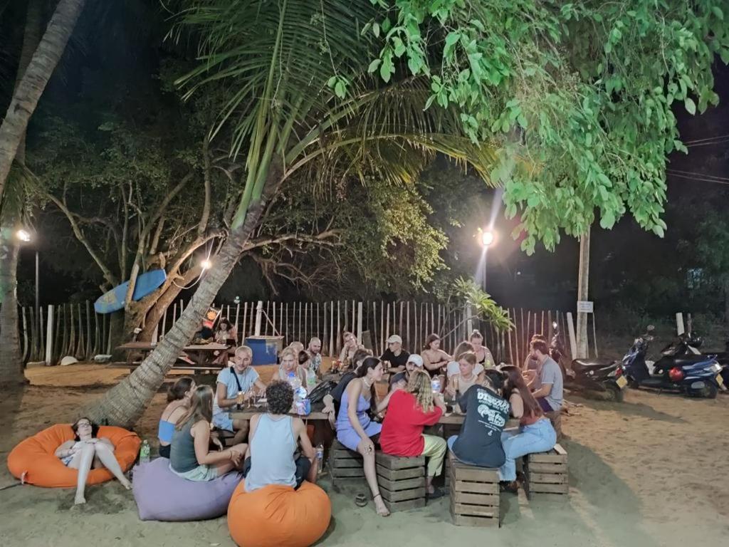 Hangover Hostels Arugam Bay Buitenkant foto