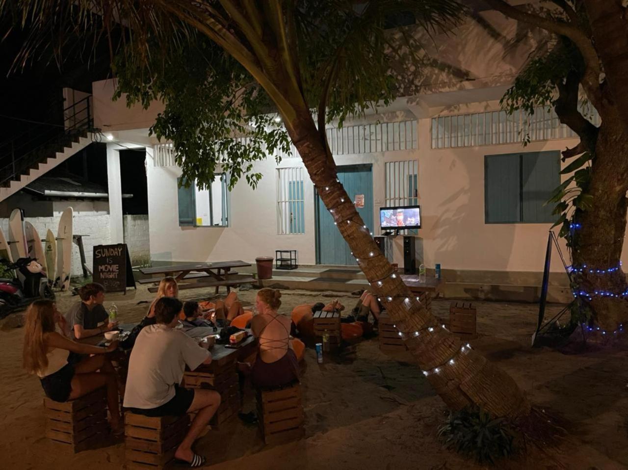 Hangover Hostels Arugam Bay Buitenkant foto